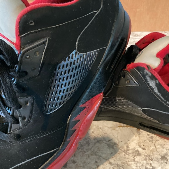 RED AND BLACK NIKES SUEDE - Picture 5 of 8